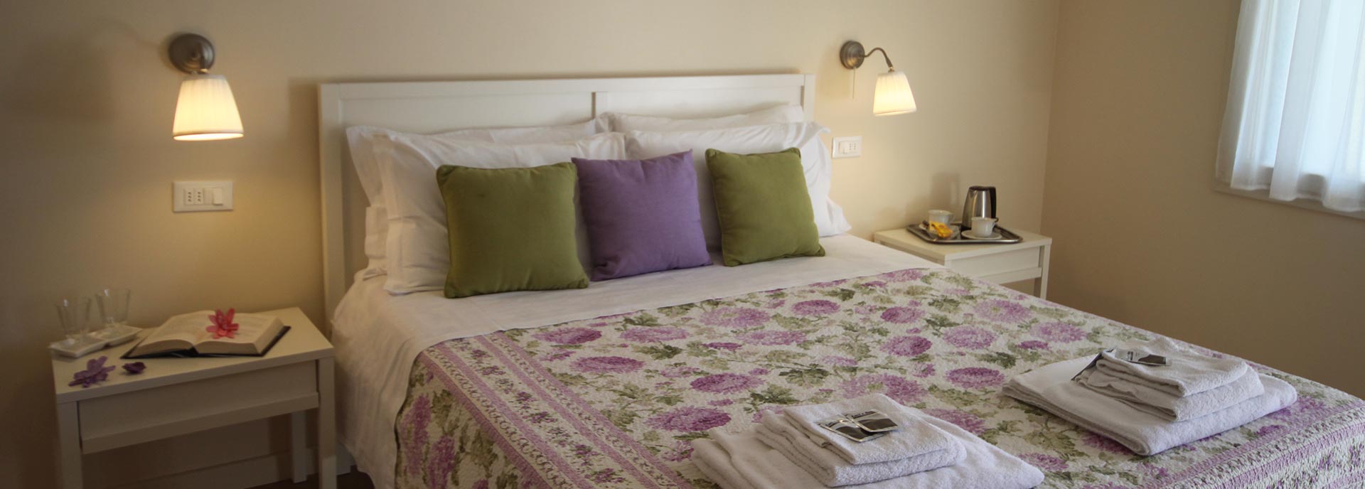 Letto matrimoniale nel Bed and Breakfast RedHouse