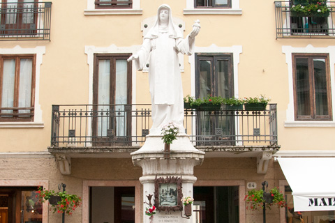 Statua della Beata Giovanna ad Asiago